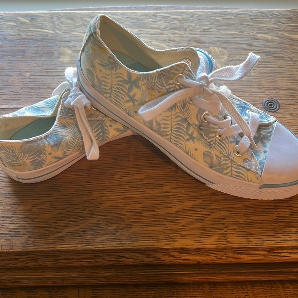 Size 8.5 Airwalk pastel leaves floral low top shoes
